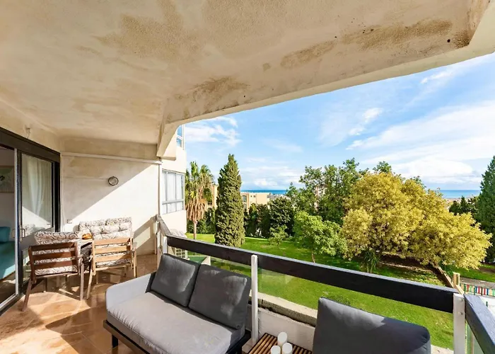 Perfect Location! Walk A Few Minutes To Restaurants, Lovely Beach, Town, Train And Bus *