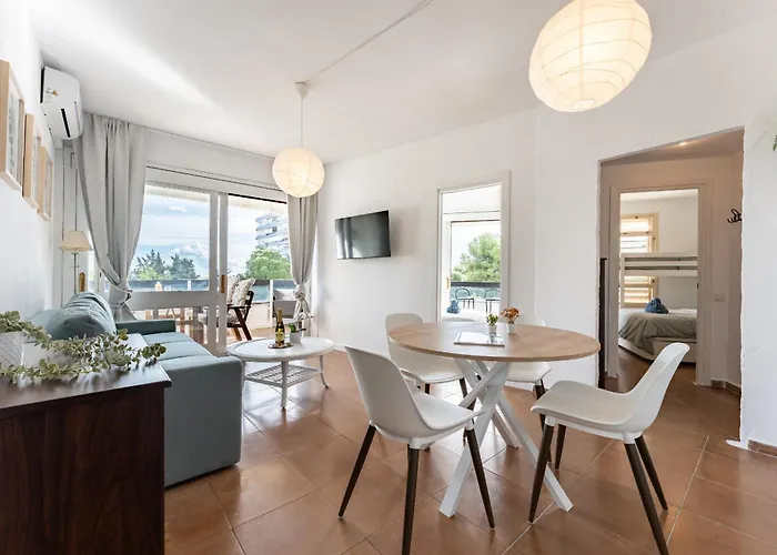 Lejlighed Perfect Location! Walk A Few Minutes To Restaurants, Lovely Beach, Town, Train And Bus