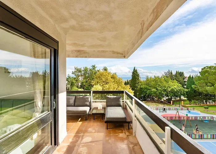 Perfect Location! Walk A Few Minutes To Restaurants, Lovely Beach, Town, Train And Bus *