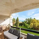 Perfect Location! Walk A Few Minutes To Restaurants, Lovely Beach, Town, Train And Bus *