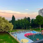 Perfect Location! Walk A Few Minutes To Restaurants, Lovely Beach, Town, Train And Bus *