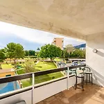 Perfect Location! Walk A Few Minutes To Restaurants, Lovely Beach, Town, Train And Bus