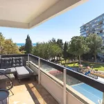 Perfect Location! Walk A Few Minutes To Restaurants, Lovely Beach, Town, Train And Bus *