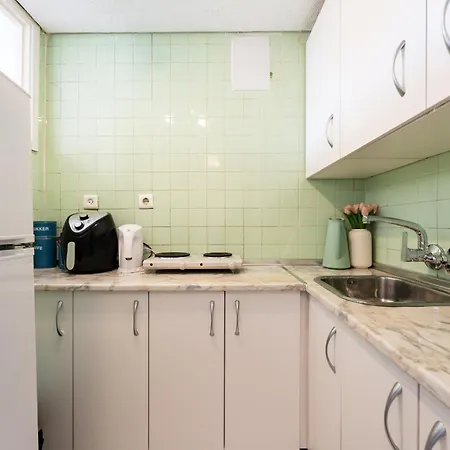 Perfect Location! Walk A Few Minutes To Restaurants, Lovely Beach, Town, Train And Bus Apartment