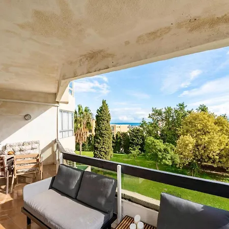 Perfect Location! Walk A Few Minutes To Restaurants, Lovely Beach, Town, Train And Bus *