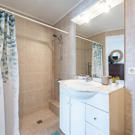 Perfect Location! Walk A Few Minutes To Restaurants, Lovely Beach, Town, Train And Bus Lägenhet *