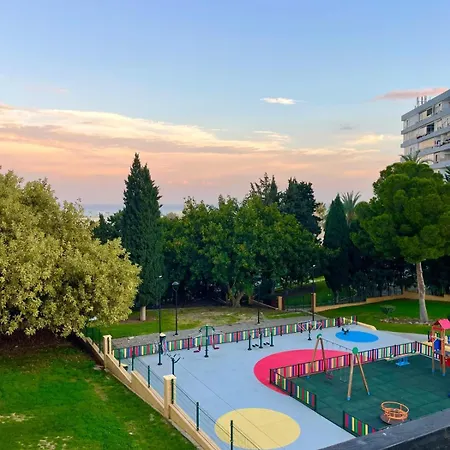 Perfect Location! Walk A Few Minutes To Restaurants, Lovely Beach, Town, Train And Bus *