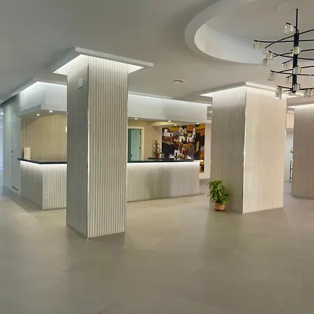 Perfect Location! Walk A Few Minutes To Restaurants, Lovely Beach, Town, Train And Bus * Torremolinos