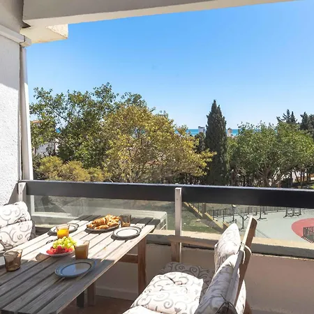 Perfect Location! Walk A Few Minutes To Restaurants, Lovely Beach, Town, Train And Bus *