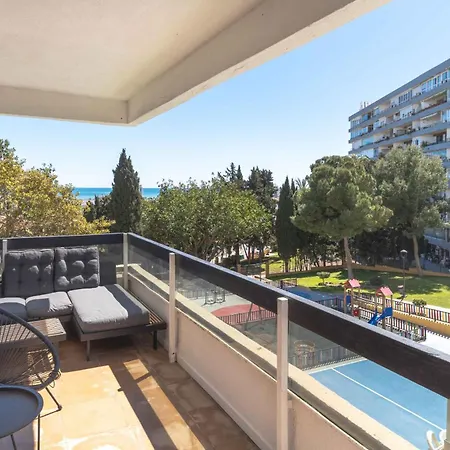 Perfect Location! Walk A Few Minutes To Restaurants, Lovely Beach, Town, Train And Bus *