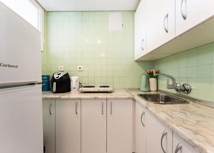 Perfect Location! Walk A Few Minutes To Restaurants, Lovely Beach, Town, Train And Bus Apartamento