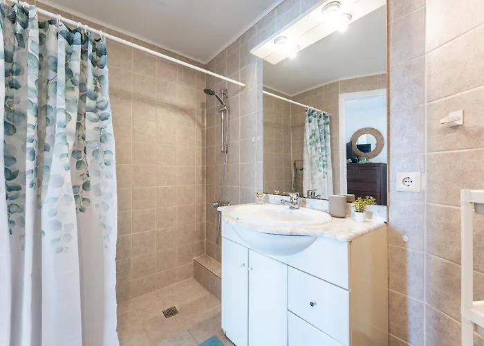 Perfect Location! Walk A Few Minutes To Restaurants, Lovely Beach, Town, Train And Bus Appartamento *