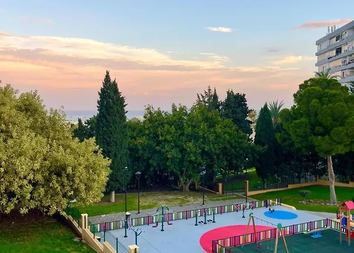 Perfect Location! Walk A Few Minutes To Restaurants, Lovely Beach, Town, Train And Bus *