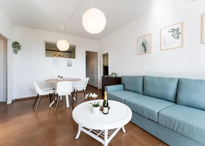 Perfect Location! Walk A Few Minutes To Restaurants, Lovely Beach, Town, Train And Bus * Torremolinos