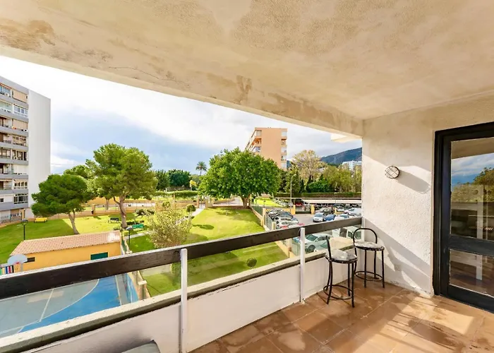 Perfect Location! Walk A Few Minutes To Restaurants, Lovely Beach, Town, Train And Bus