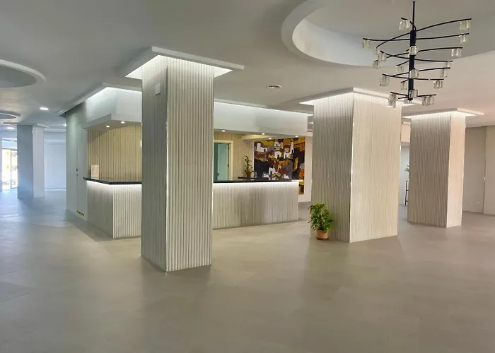 Perfect Location! Walk A Few Minutes To Restaurants, Lovely Beach, Town, Train And Bus * Torremolinos