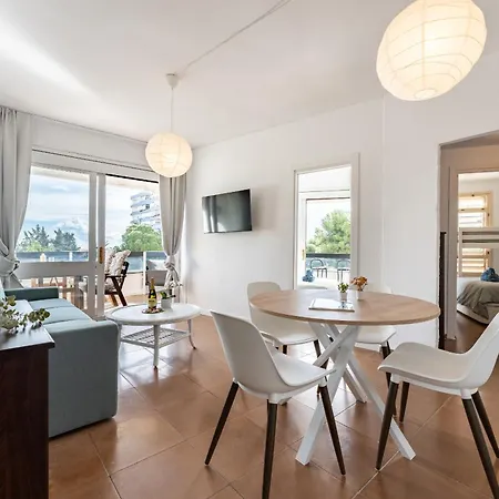 Apartmán Perfect Location! Walk A Few Minutes To Restaurants, Lovely Beach, Town, Train And Bus