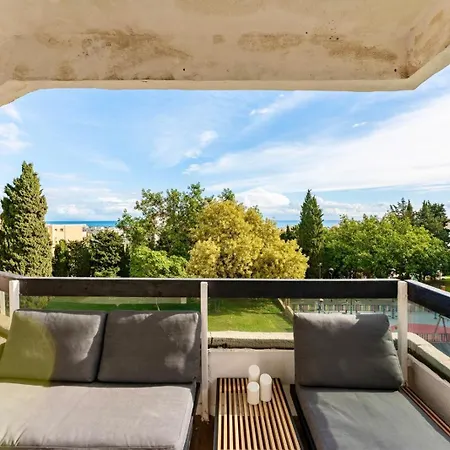 Perfect Location! Walk A Few Minutes To Restaurants, Lovely Beach, Town, Train And Bus Apartmán *