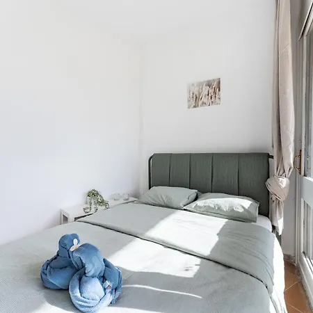 Perfect Location! Walk A Few Minutes To Restaurants, Lovely Beach, Town, Train And Bus شقة توريمولينوس