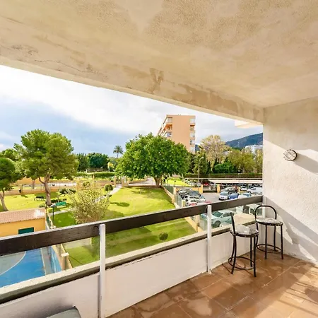 Perfect Location! Walk A Few Minutes To Restaurants, Lovely Beach, Town, Train And Bus