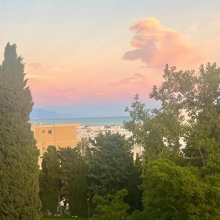 Perfect Location! Walk A Few Minutes To Restaurants, Lovely Beach, Town, Train And Bus شقة توريمولينوس